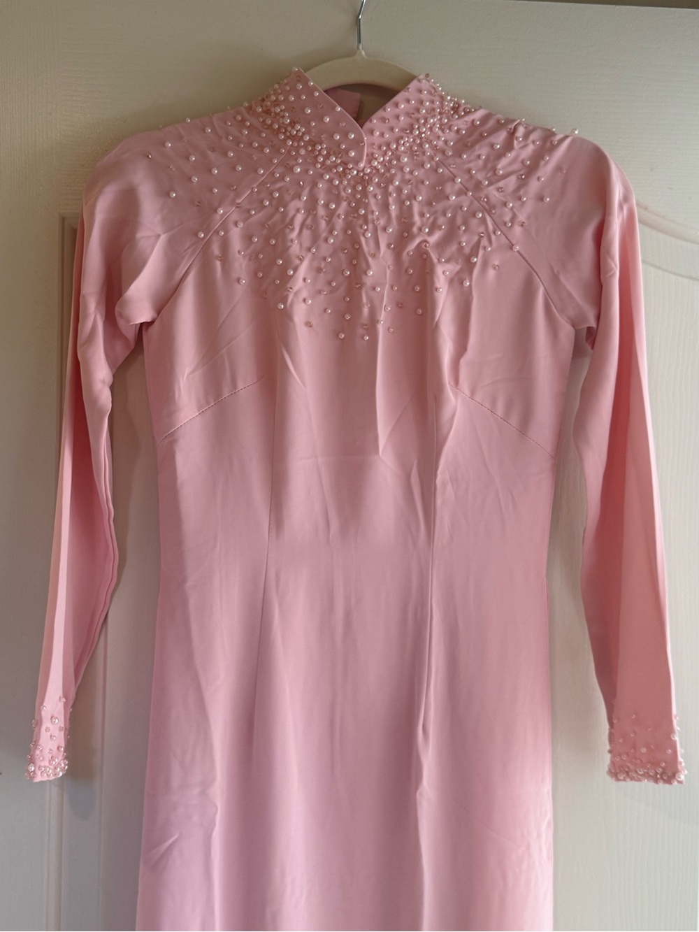 Áo Dài
Pink Beaded Long Sleeve Midi Dress